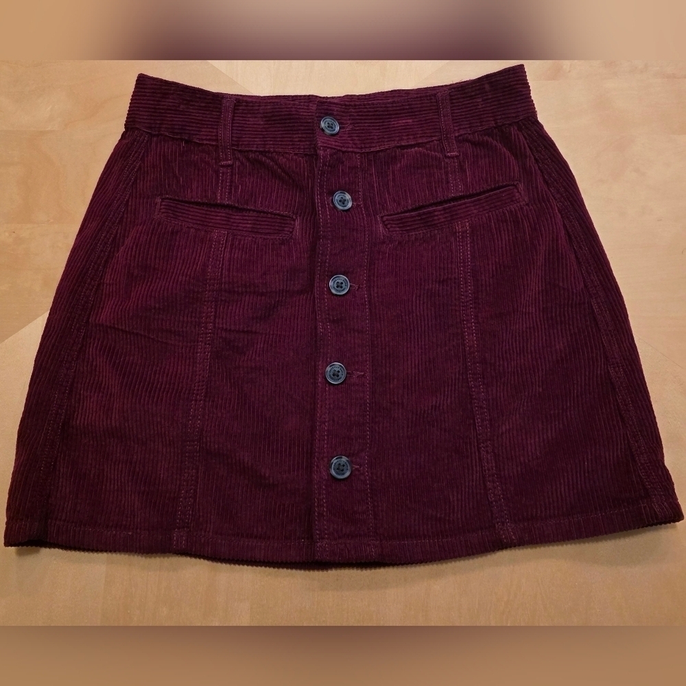 American Eagle - Burgandy Corduroy Button-Front Skirt. Size 2. NWT